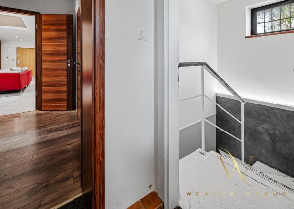 Wealth Group ponúka exkluzívne na predaj 4 - izbový tehlový byt v Senci s dvoma parkovacími státiami, v blízkosti školy a škôlky, s vlastným kúrením, kompletne zariadený s pozemkom 49 m2