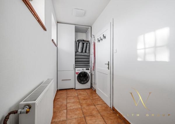 Wealth Group ponúka exkluzívne na predaj 4 - izbový tehlový byt v Senci s dvoma parkovacími státiami, v blízkosti školy a škôlky, s vlastným kúrením, kompletne zariadený s pozemkom 49 m2