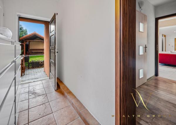 Wealth Group ponúka exkluzívne na predaj 4 - izbový tehlový byt v Senci s dvoma parkovacími státiami, v blízkosti školy a škôlky, s vlastným kúrením, kompletne zariadený s pozemkom 49 m2