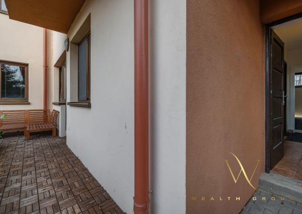 Wealth Group ponúka exkluzívne na predaj 4 - izbový tehlový byt v Senci s dvoma parkovacími státiami, v blízkosti školy a škôlky, s vlastným kúrením, kompletne zariadený s pozemkom 49 m2