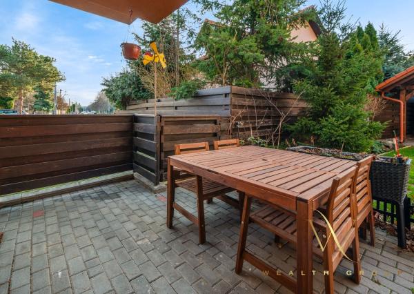 Wealth Group ponúka exkluzívne na predaj 4 - izbový tehlový byt v Senci s dvoma parkovacími státiami, v blízkosti školy a škôlky, s vlastným kúrením, kompletne zariadený s pozemkom 49 m2