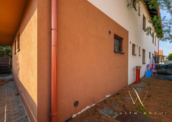 Wealth Group ponúka exkluzívne na predaj 4 - izbový tehlový byt v Senci s dvoma parkovacími státiami, v blízkosti školy a škôlky, s vlastným kúrením, kompletne zariadený s pozemkom 49 m2