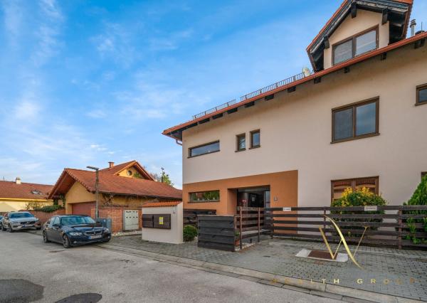 Wealth Group ponúka exkluzívne na predaj 4 - izbový tehlový byt v Senci s dvoma parkovacími státiami, v blízkosti školy a škôlky, s vlastným kúrením, kompletne zariadený s pozemkom 49 m2