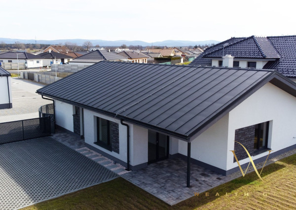 Na predaj krásny 4 izbový bungalov v obci Láb