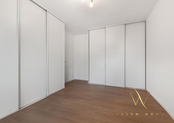 PREDANÝ - Wealth Group ponúka exkluzívne na predaj veľkometrážny 2-izbový byt v Senci na ul. Košická v Senci s krásnym výhľadom v centre mesta