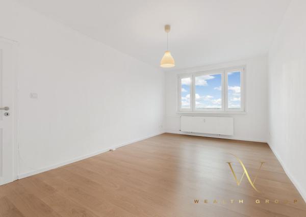PREDANÝ - Wealth Group ponúka exkluzívne na predaj veľkometrážny 2-izbový byt v Senci na ul. Košická v Senci s krásnym výhľadom v centre mesta
