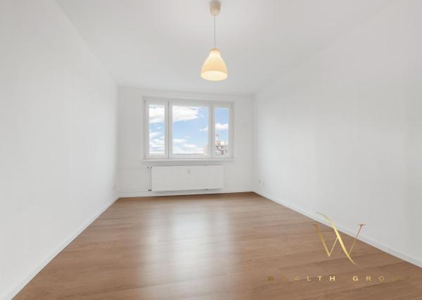 PREDANÝ - Wealth Group ponúka exkluzívne na predaj veľkometrážny 2-izbový byt v Senci na ul. Košická v Senci s krásnym výhľadom v centre mesta