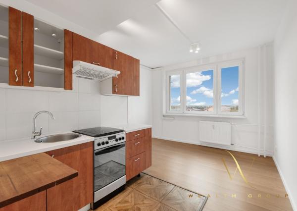 PREDANÝ - Wealth Group ponúka exkluzívne na predaj veľkometrážny 2-izbový byt v Senci na ul. Košická v Senci s krásnym výhľadom v centre mesta