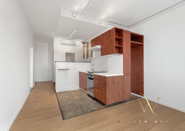 PREDANÝ - Wealth Group ponúka exkluzívne na predaj veľkometrážny 2-izbový byt v Senci na ul. Košická v Senci s krásnym výhľadom v centre mesta