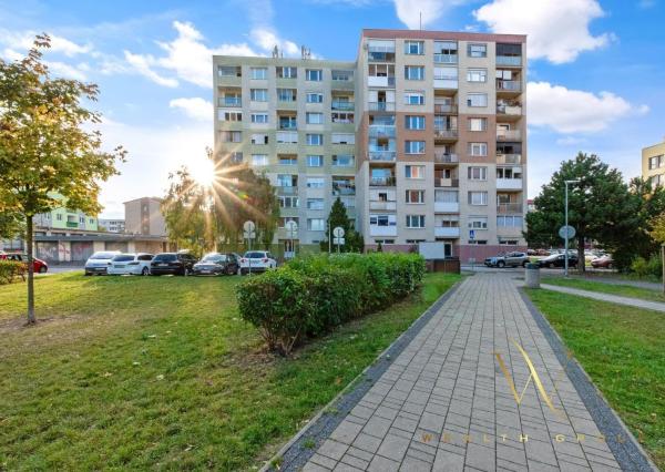 PREDANÝ - Wealth Group ponúka exkluzívne na predaj veľkometrážny 2-izbový byt v Senci na ul. Košická v Senci s krásnym výhľadom v centre mesta