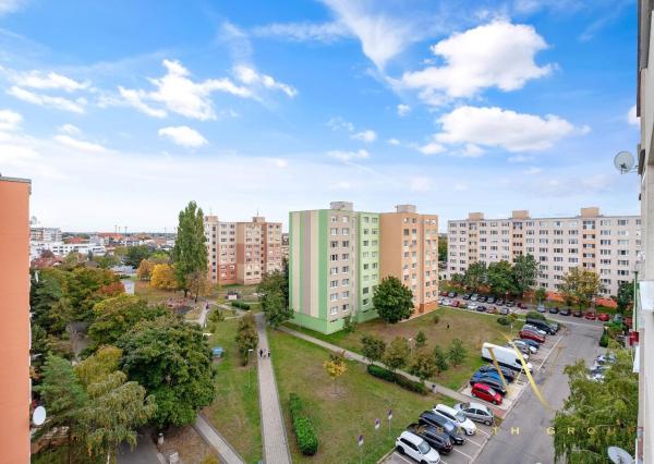 PREDANÝ - Wealth Group ponúka exkluzívne na predaj veľkometrážny 2-izbový byt v Senci na ul. Košická v Senci s krásnym výhľadom v centre mesta