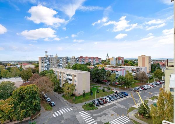 PREDANÝ - Wealth Group ponúka exkluzívne na predaj veľkometrážny 2-izbový byt v Senci na ul. Košická v Senci s krásnym výhľadom v centre mesta