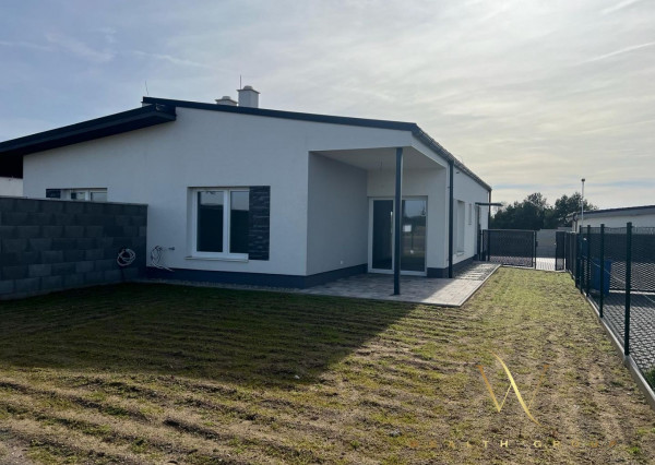 REZERVOVANÝ Na predaj 3 izbový bungalov v novej lokalite v obci Láb