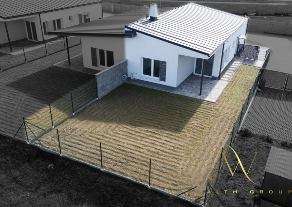 REZERVOVANÝ Na predaj 3 izbový bungalov v novej lokalite v obci Láb