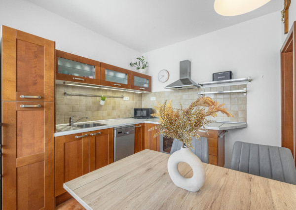 PREDANÝ - Wealth Group ponúka exkluzívne na predaj 3 - izbový byt v Bratislave v blízkosti Draždiaku a lesoparku, čiastočne zariadený s klimatizáciou