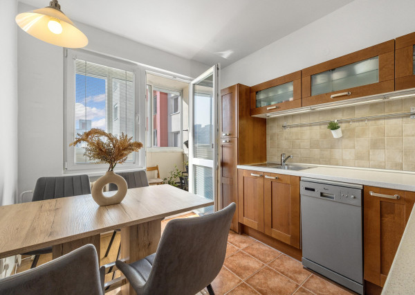 PREDANÝ - Wealth Group ponúka exkluzívne na predaj 3 - izbový byt v Bratislave v blízkosti Draždiaku a lesoparku, čiastočne zariadený s klimatizáciou