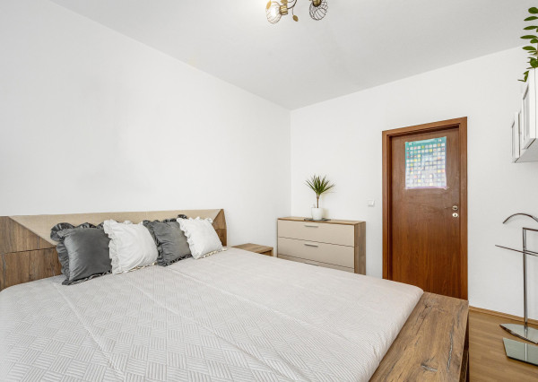 PREDANÝ - Wealth Group ponúka exkluzívne na predaj 3 - izbový byt v Bratislave v blízkosti Draždiaku a lesoparku, čiastočne zariadený s klimatizáciou