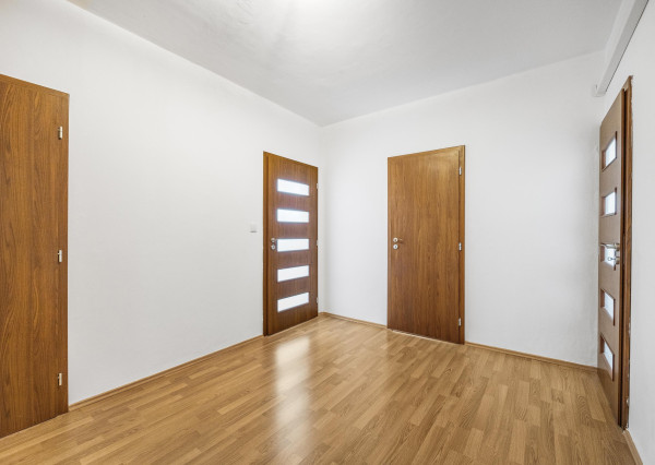 PREDANÝ - Wealth Group ponúka exkluzívne na predaj 3 - izbový byt v Bratislave v blízkosti Draždiaku a lesoparku, čiastočne zariadený s klimatizáciou