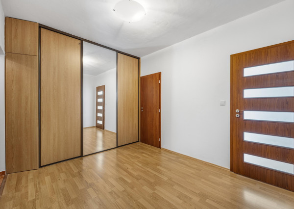 PREDANÝ - Wealth Group ponúka exkluzívne na predaj 3 - izbový byt v Bratislave v blízkosti Draždiaku a lesoparku, čiastočne zariadený s klimatizáciou