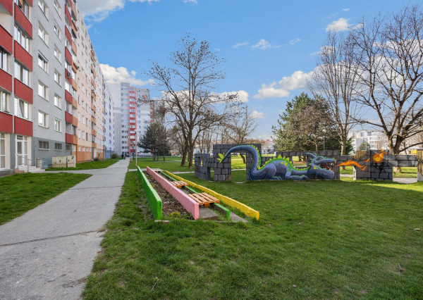 PREDANÝ - Wealth Group ponúka exkluzívne na predaj 3 - izbový byt v Bratislave v blízkosti Draždiaku a lesoparku, čiastočne zariadený s klimatizáciou