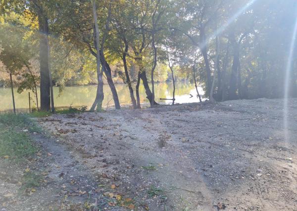 Potônske Lúky, okr. DS – NA PREDAJ jedinečný pozemok na brehu malého Dunaja s rodinným domom so súpisným číslom.