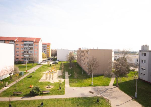 SENEC – NA PREDAJ plnohodnotný, klimatizovaný a rekonštruovaný 3 izbový byt s bezproblémovým parkovaním