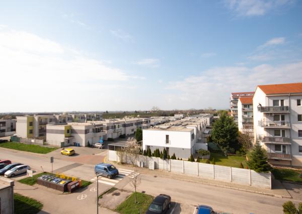 SENEC – NA PREDAJ plnohodnotný, klimatizovaný a rekonštruovaný 3 izbový byt s bezproblémovým parkovaním