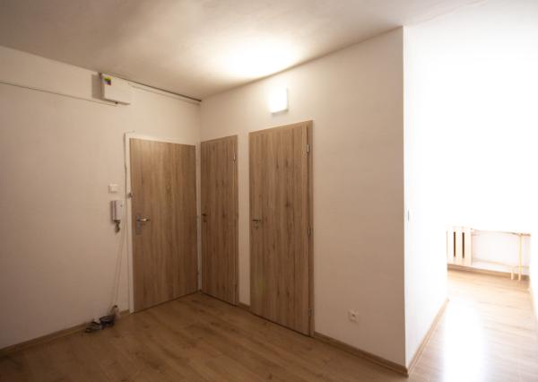 SENEC – NA PREDAJ plnohodnotný, klimatizovaný a rekonštruovaný 3 izbový byt s bezproblémovým parkovaním