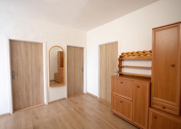 SENEC – NA PREDAJ plnohodnotný, klimatizovaný a rekonštruovaný 3 izbový byt s bezproblémovým parkovaním