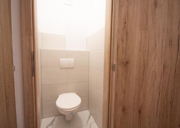 SENEC – NA PREDAJ plnohodnotný, klimatizovaný a rekonštruovaný 3 izbový byt s bezproblémovým parkovaním