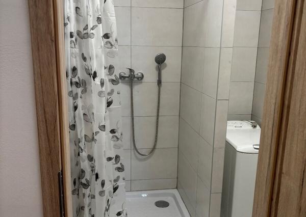 SENEC – NA PREDAJ plnohodnotný, klimatizovaný a rekonštruovaný 3 izbový byt s bezproblémovým parkovaním