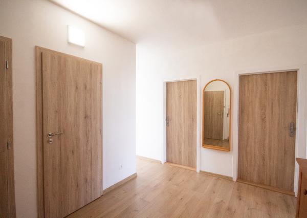 SENEC – NA PREDAJ plnohodnotný, klimatizovaný a rekonštruovaný 3 izbový byt s bezproblémovým parkovaním