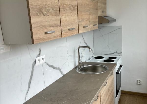 SENEC – NA PREDAJ plnohodnotný, klimatizovaný a rekonštruovaný 3 izbový byt s bezproblémovým parkovaním