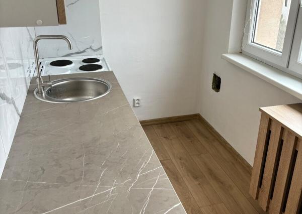 SENEC – NA PREDAJ plnohodnotný, klimatizovaný a rekonštruovaný 3 izbový byt s bezproblémovým parkovaním