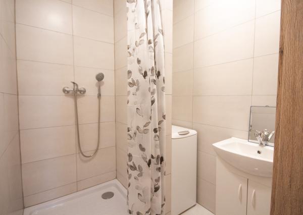 SENEC – NA PREDAJ plnohodnotný, klimatizovaný a rekonštruovaný 3 izbový byt s bezproblémovým parkovaním