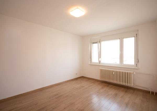 SENEC – NA PREDAJ plnohodnotný, klimatizovaný a rekonštruovaný 3 izbový byt s bezproblémovým parkovaním