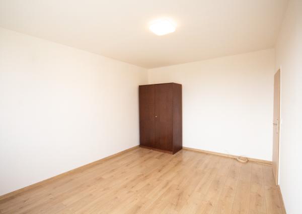 SENEC – NA PREDAJ plnohodnotný, klimatizovaný a rekonštruovaný 3 izbový byt s bezproblémovým parkovaním