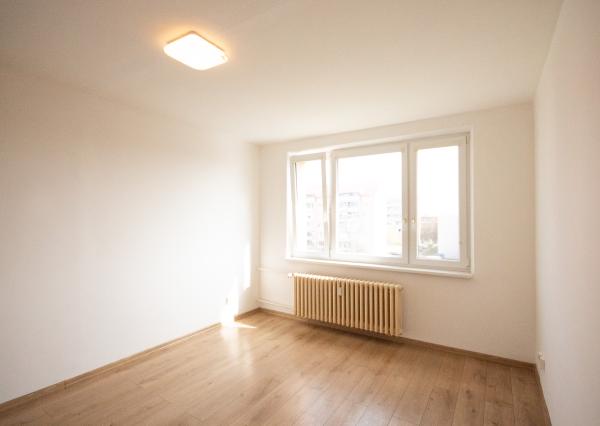 SENEC – NA PREDAJ plnohodnotný, klimatizovaný a rekonštruovaný 3 izbový byt s bezproblémovým parkovaním