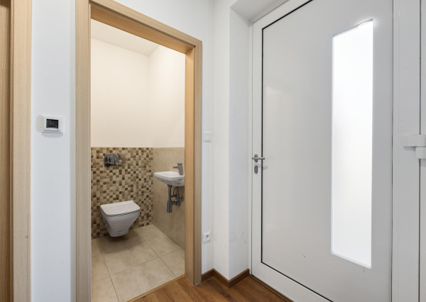 REZERVOVANÉ Nová Dedinka, okr. Senec – NA PREDAJ NOVOSTAVBA - priestranný, samostatne stojací, tehlový  4 izbový rodinný dom (bungalov) v obľúbenom projekte Lastovičky