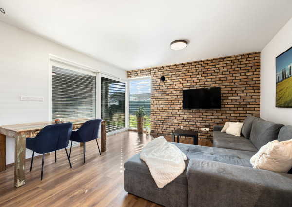 REZERVOVANÉ Nová Dedinka, okr. Senec – NA PREDAJ NOVOSTAVBA - priestranný, samostatne stojací, tehlový  4 izbový rodinný dom (bungalov) v obľúbenom projekte Lastovičky