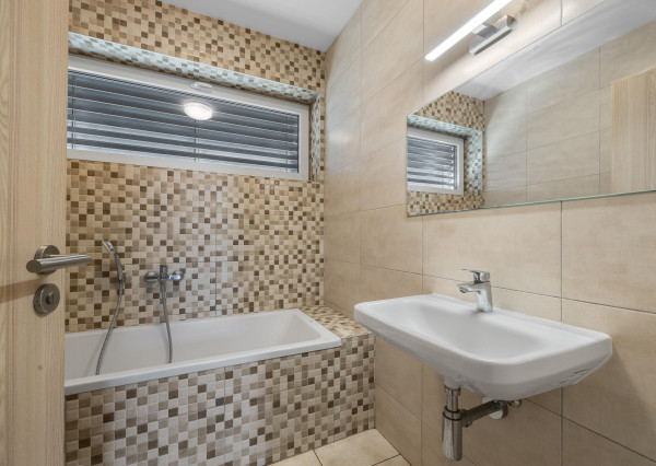 REZERVOVANÉ Nová Dedinka, okr. Senec – NA PREDAJ NOVOSTAVBA - priestranný, samostatne stojací, tehlový  4 izbový rodinný dom (bungalov) v obľúbenom projekte Lastovičky