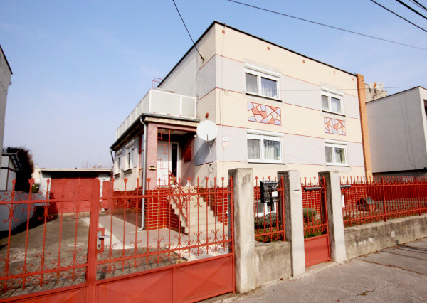 Galanta – NA PREDAJ veľký, trojpodlažný 7 izbový rodinný dom