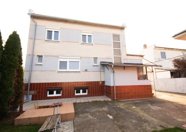 Galanta – NA PREDAJ veľký, trojpodlažný 7 izbový rodinný dom