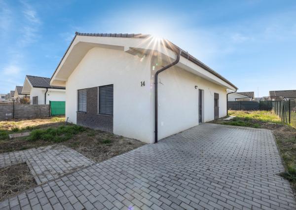 Senec, Nová Dedinka – NA PREDAJ NOVOSTAVBA - priestranný, samostatne stojací, tehlový  4 izbový rodinný dom (bungalov) v obľúbenom projekte Lastovičky