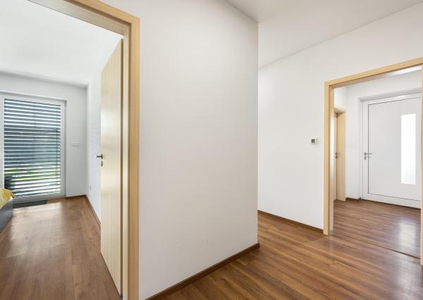 Senec, Nová Dedinka – NA PREDAJ NOVOSTAVBA - priestranný, samostatne stojací, tehlový  4 izbový rodinný dom (bungalov) v obľúbenom projekte Lastovičky