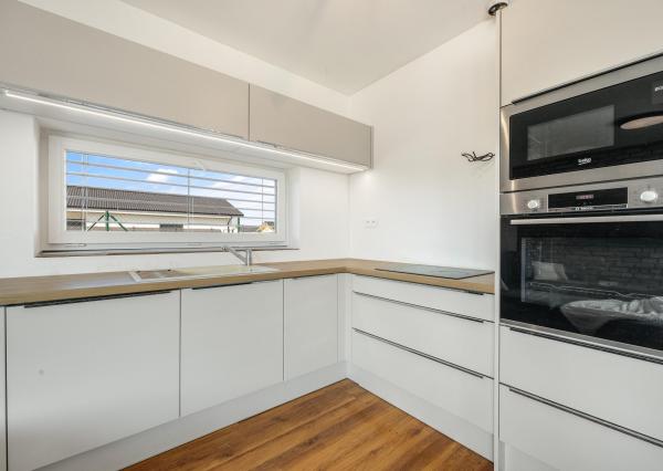 Senec, Nová Dedinka – NA PREDAJ NOVOSTAVBA - priestranný, samostatne stojací, tehlový  4 izbový rodinný dom (bungalov) v obľúbenom projekte Lastovičky