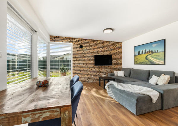 Senec, Nová Dedinka – NA PREDAJ NOVOSTAVBA - priestranný, samostatne stojací, tehlový  4 izbový rodinný dom (bungalov) v obľúbenom projekte Lastovičky