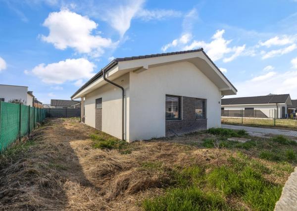 Senec, Nová Dedinka – NA PREDAJ NOVOSTAVBA - priestranný, samostatne stojací, tehlový  4 izbový rodinný dom (bungalov) v obľúbenom projekte Lastovičky