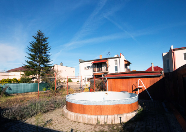 Veľké Úľany, okr. Galanta – NA PREDAJ samostatne stojací 5 izbový rodinný dom, v pôvodnom stave v centre obce