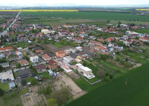 Wealth Group ponúka exkluzívne na predaj veľkorysú novostavbu samostatne stojaceho 6 izbového rodinného domu v obci Zavar